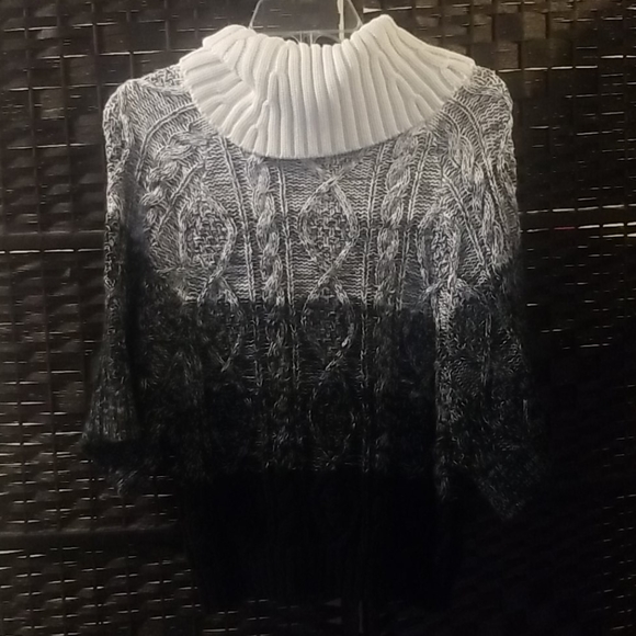 DEX White and Grey Knit S/S Sweater - Picture 2 of 3